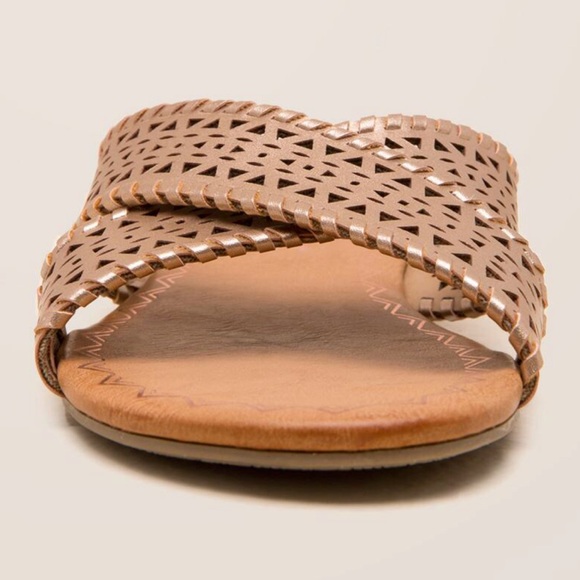 NIB Rose Gold Perforated Slide Sandal - Picture 3 of 5